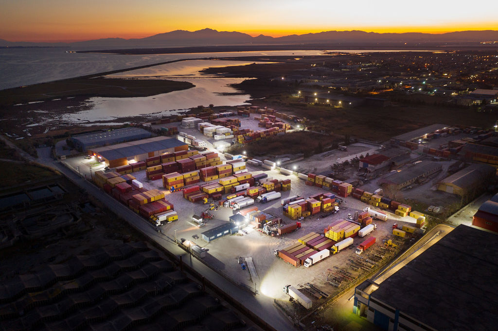 containers-thessaloniki-night